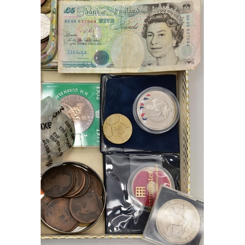 83 - A TRAY OF MAINLY UK COINAGE, to include a 1928 Irish Half Crown, a £5 coin, a Poppy 2013 BU coin, Co... 