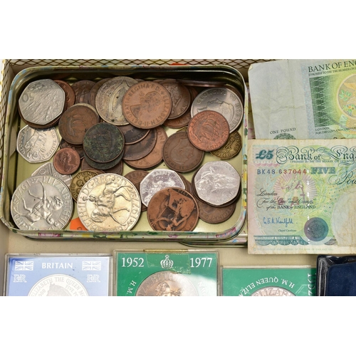 83 - A TRAY OF MAINLY UK COINAGE, to include a 1928 Irish Half Crown, a £5 coin, a Poppy 2013 BU coin, Co... 