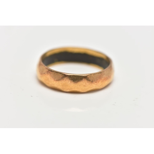 9 - A MID 20TH CENTURY 22CT GOLD RING, designed as a plain band with faceted surface detail, hallmarked ... 