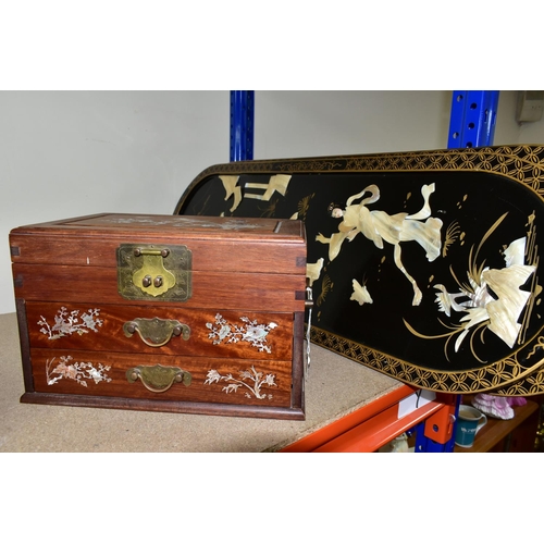 401 - TWO JAPANESE STYLE OVAL PANELS WITH A VINTAGE JEWELLERY BOX, the black lacquer plaques have gold pai... 