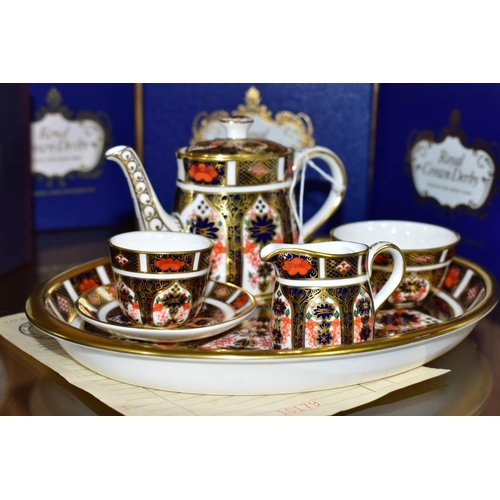 461 - A MINIATURE ROYAL CROWN DERBY IMARI 1128 TEA SET AND SERVING TRAY, comprising on oval serving tray, ... 