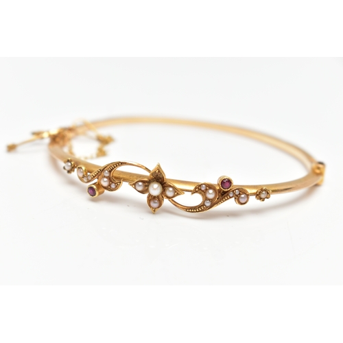 38 - AN EARLY 20TH CENTURY 15CT GOLD BANGLE, a hinged bangle, decorated with a floral design, set with sp... 