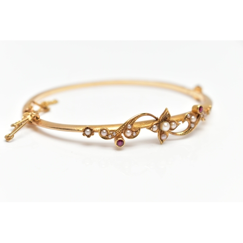 38 - AN EARLY 20TH CENTURY 15CT GOLD BANGLE, a hinged bangle, decorated with a floral design, set with sp... 