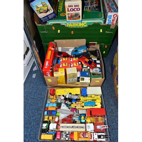 427 - THREE BOXES AND A TRAY OF DIECAST VEHICLES AND BOXED TOYS AND EMPTY BOXES ETC, to include boxed Mais... 