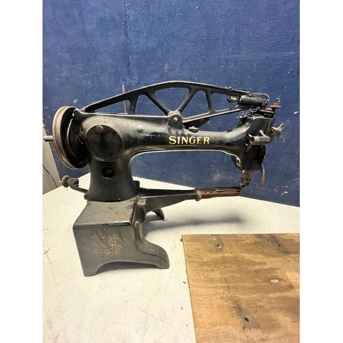 1056 - AN ANTIQUE SINGER 29K58 LEATHER SEWING MACHINE (condition:- well rusted, mechanism turns, with origi... 