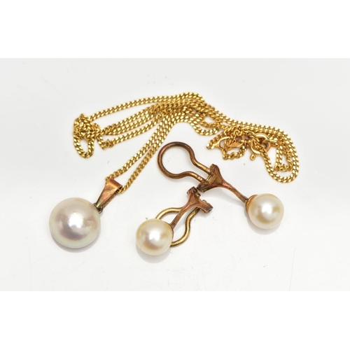 4 - A YELLOW METAL CULTURED PEARL PENDANT, CHAIN AND EARRINGS, the pendant set with a Mabe pearl culture... 