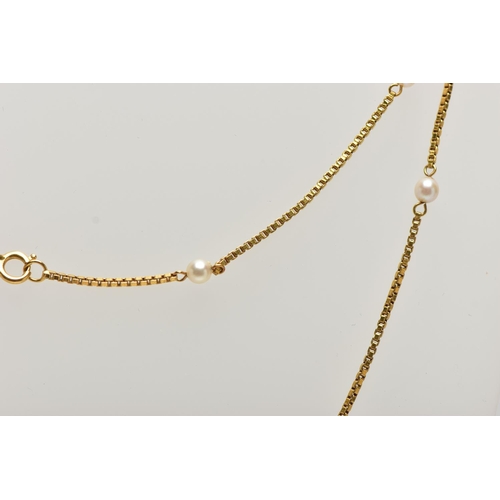 5 - A YELLOW METAL CULTURED PEARL NECKLACE, designed as a series of freshwater cultured pearls, to the b... 