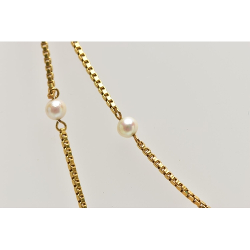 5 - A YELLOW METAL CULTURED PEARL NECKLACE, designed as a series of freshwater cultured pearls, to the b... 