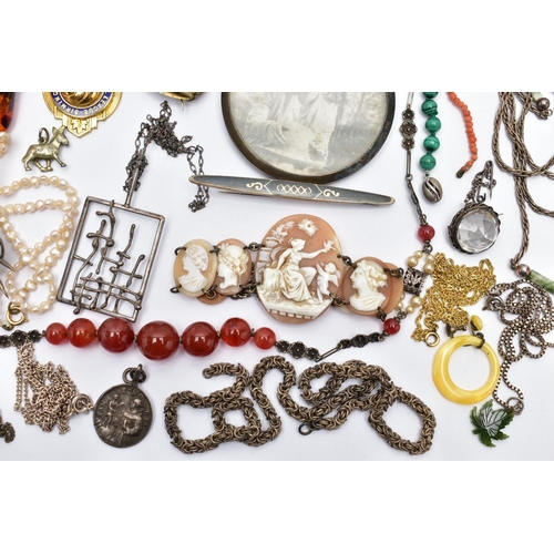 51 - A BAG OF ASSORTED JEWELLERY, to include a white metal faceted colourless paste set brooch, fitted wi... 