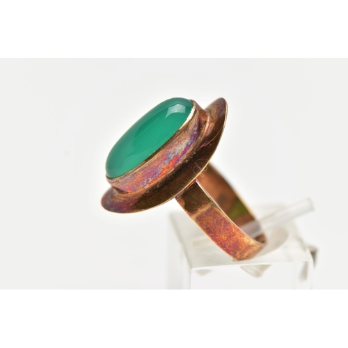 7 - A YELLOW METAL MID 20TH CENTURY 1970s DYED CHALCEDONY RING, set with an oval dyed green Chalcedony, ... 