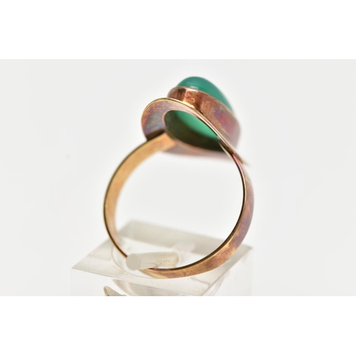 7 - A YELLOW METAL MID 20TH CENTURY 1970s DYED CHALCEDONY RING, set with an oval dyed green Chalcedony, ... 