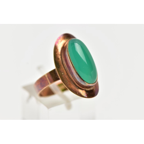 7 - A YELLOW METAL MID 20TH CENTURY 1970s DYED CHALCEDONY RING, set with an oval dyed green Chalcedony, ... 