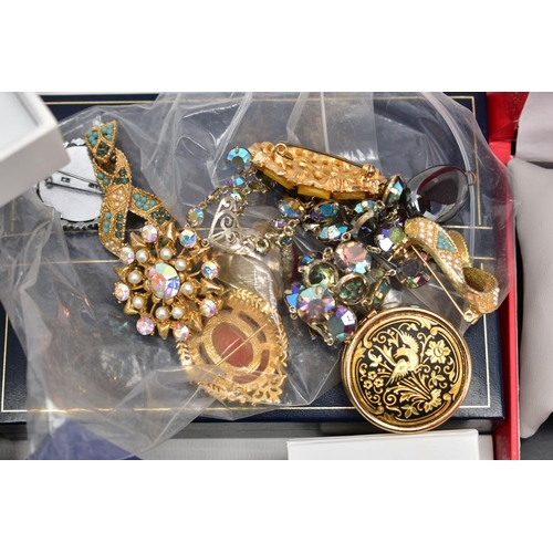 80 - AN ASSORTMENT OF BRANDED COSTUME JEWELLERY AND WATCHES, to include a 'Guess' yellow metal fancy link... 