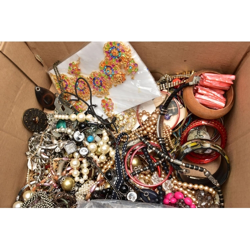 85 - A BOX OF ASSORTED COSTUME JEWELLERY AND ITEMS, to include a small basket tray of collectable teaspoo... 