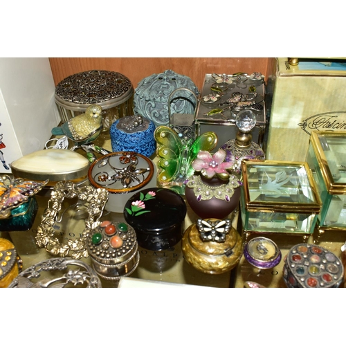 332 - A GROUP OF TRINKET BOXES, PERFUME BOTTLES AND OTHER DECORATIVE ITEMS, to include a boxed set of thre... 