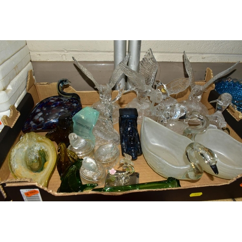 335 - THREE BOXES AND LOOSE COLOURED AND DECORATIVE GLASSWARES, to include an amber Empoli style genie bot... 