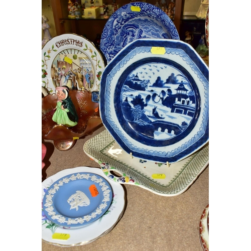 379 - A GROUP OF ASSORTED CERAMICS, comprising a Chinese octagonal blue and white plate warmer, diameter 2... 