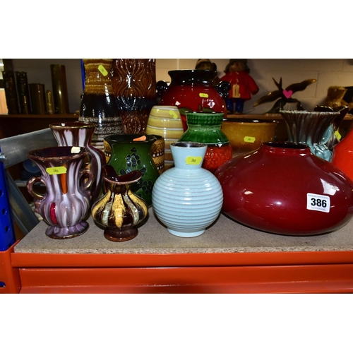 386 - A QUANTITY OF GERMAN / WEST GERMAN POTTERY, to include an orange Bay Keramic vase pattern 68 approxi... 