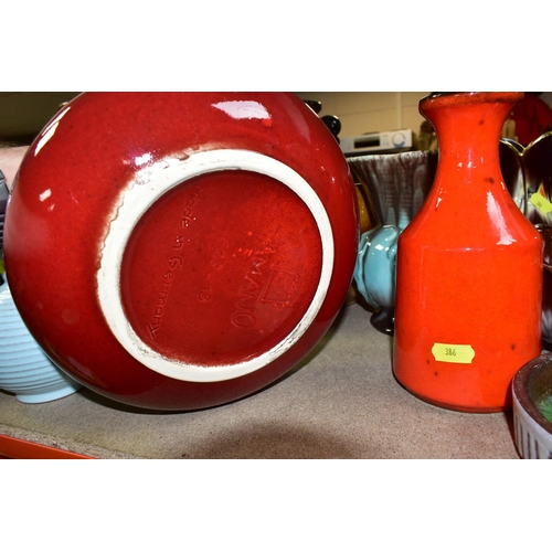 386 - A QUANTITY OF GERMAN / WEST GERMAN POTTERY, to include an orange Bay Keramic vase pattern 68 approxi... 