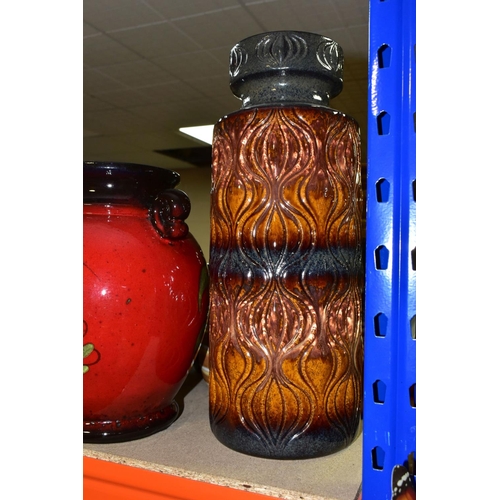 386 - A QUANTITY OF GERMAN / WEST GERMAN POTTERY, to include an orange Bay Keramic vase pattern 68 approxi... 