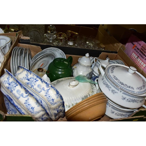 389 - SIX BOXES AND LOOSE CERAMICS AND GLASS ETC, to include single dinner plates - Wedgwood Florentine in... 