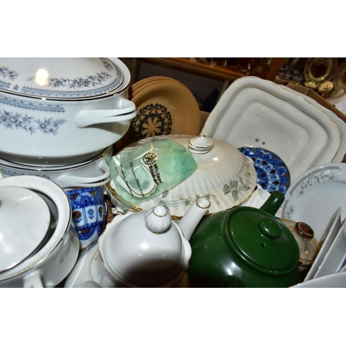 389 - SIX BOXES AND LOOSE CERAMICS AND GLASS ETC, to include single dinner plates - Wedgwood Florentine in... 