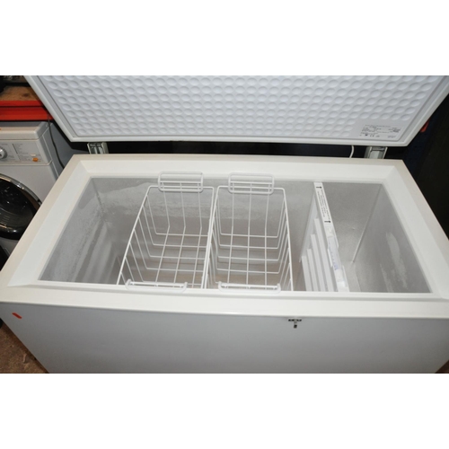 1072 - A BOSCH GTL2605 CHEST FREEZER measuring width 113cm x depth 68cm x height 85cm (PAT pass and working... 