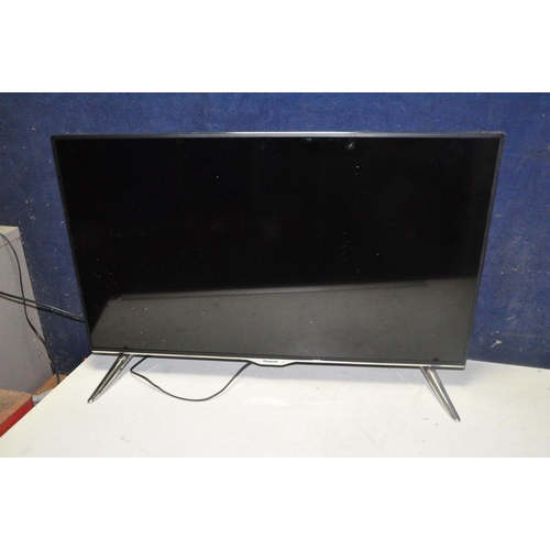 1079 - A PANASONIC TX40CX400B 40in TV with remote (PAT pass and working)