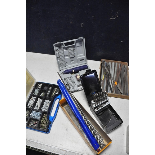 1092 - A LARGE COLLECTION OF DRILL BITS along with a small tray of saw blades, cased combination square (no... 