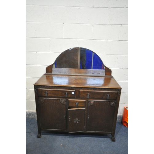 1267 - AN EARLY TO MID 20TH CENTURY OAK MIRRORBACK SIDEBOARD, with an arrangement of three drawers, width 1... 