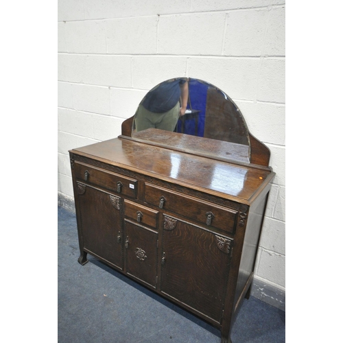 1267 - AN EARLY TO MID 20TH CENTURY OAK MIRRORBACK SIDEBOARD, with an arrangement of three drawers, width 1... 