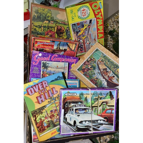 448 - A QUANTITY OF ASSORTED BOXED VINTAGE JIGSAW PUZZLES, majority appear c.1950's/1960's including sever... 