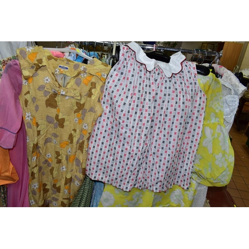 509 - A QUANTITY OF LADIES VINTAGE CLOTHING AND ACCESSORIES, to include over thirty 1930's-1970's dresses,... 