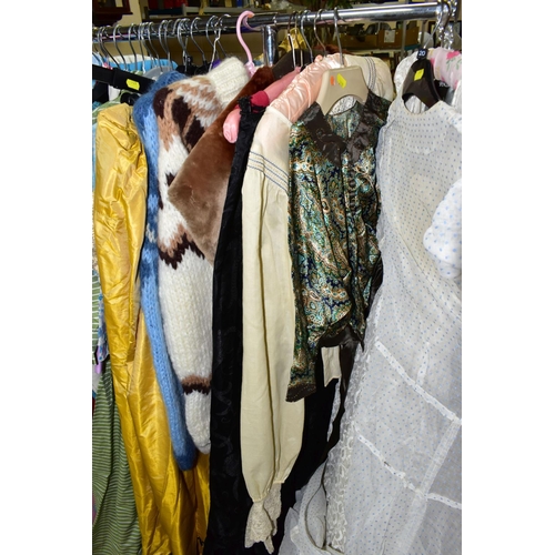 509 - A QUANTITY OF LADIES VINTAGE CLOTHING AND ACCESSORIES, to include over thirty 1930's-1970's dresses,... 