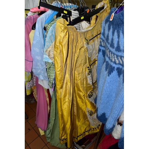 509 - A QUANTITY OF LADIES VINTAGE CLOTHING AND ACCESSORIES, to include over thirty 1930's-1970's dresses,... 