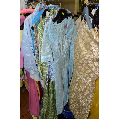 509 - A QUANTITY OF LADIES VINTAGE CLOTHING AND ACCESSORIES, to include over thirty 1930's-1970's dresses,... 