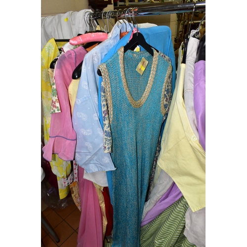 509 - A QUANTITY OF LADIES VINTAGE CLOTHING AND ACCESSORIES, to include over thirty 1930's-1970's dresses,... 