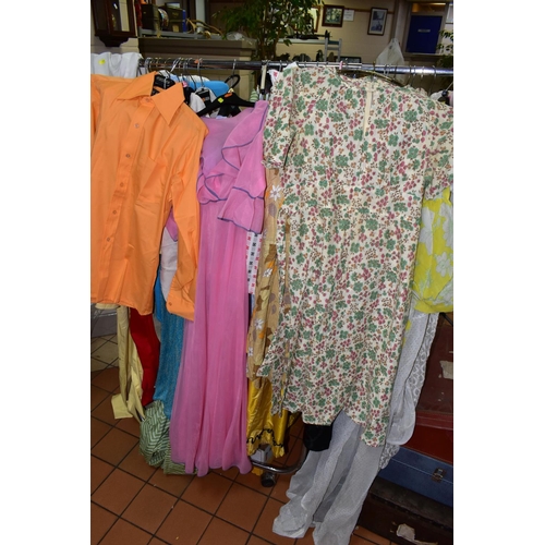 509 - A QUANTITY OF LADIES VINTAGE CLOTHING AND ACCESSORIES, to include over thirty 1930's-1970's dresses,... 