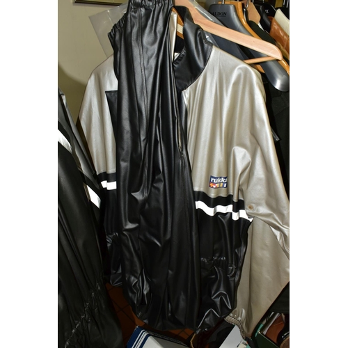 517 - A GROUP OF MOTORCYCLE CLOTHING AND ACCESSORIES, to include a pair of Shoshoni protective  motorcycle... 