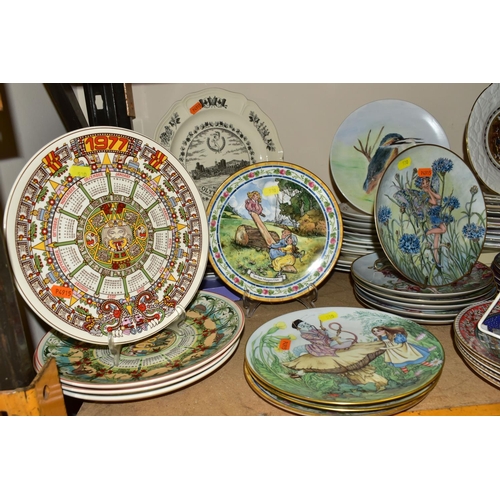 530 - A QUANTITY OF COLLECTORS AND DECORATIVE PLATES, to include boxed Masons Ironstone Christmas plates 1... 