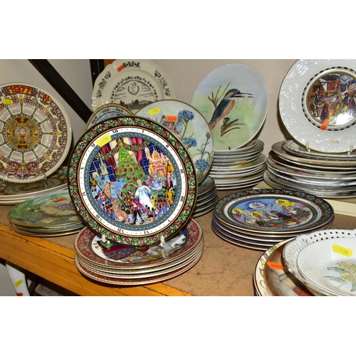 530 - A QUANTITY OF COLLECTORS AND DECORATIVE PLATES, to include boxed Masons Ironstone Christmas plates 1... 