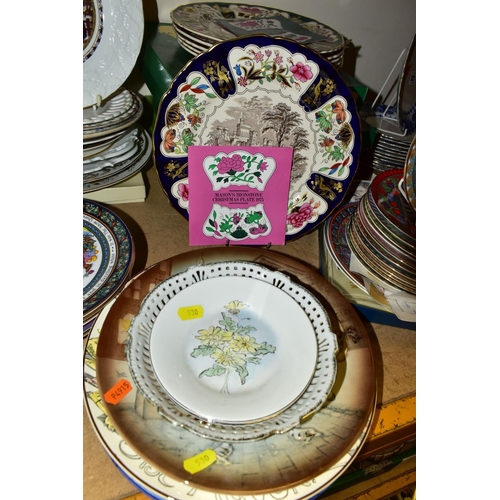 530 - A QUANTITY OF COLLECTORS AND DECORATIVE PLATES, to include boxed Masons Ironstone Christmas plates 1... 