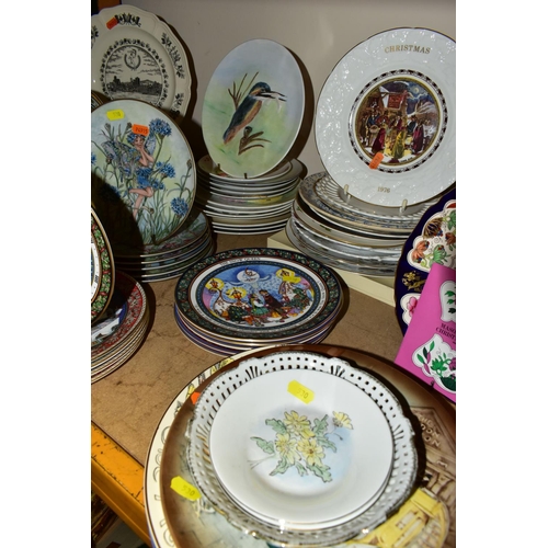 530 - A QUANTITY OF COLLECTORS AND DECORATIVE PLATES, to include boxed Masons Ironstone Christmas plates 1... 