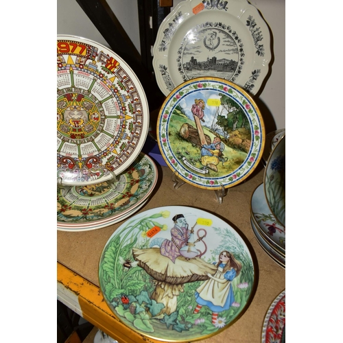 530 - A QUANTITY OF COLLECTORS AND DECORATIVE PLATES, to include boxed Masons Ironstone Christmas plates 1... 