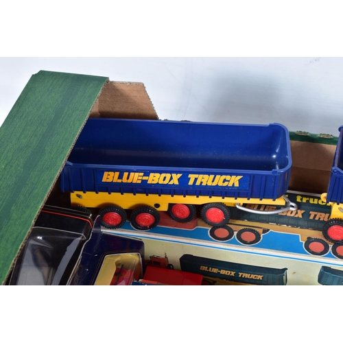 22 - A QUANTITY OF BOXED AND UNBOXED DIECAST AND PLASTIC VEHICLES, to include Corgi Toys Silver Streak Je... 