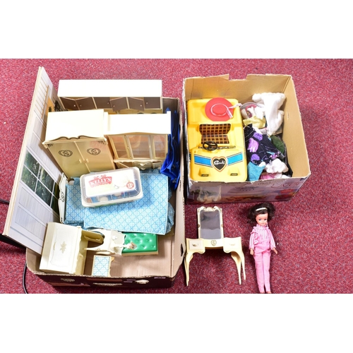 41 - A UNBOXED SINDY DOLL AND QUANTITY OF CLOTHING AND ACCESSORIES,  c.1980's doll marked Sindy 033055X t... 