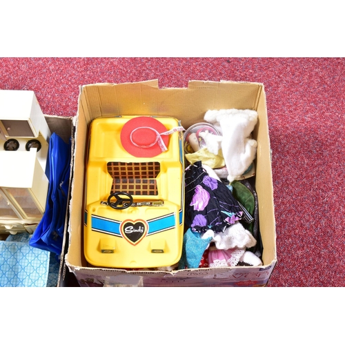 41 - A UNBOXED SINDY DOLL AND QUANTITY OF CLOTHING AND ACCESSORIES,  c.1980's doll marked Sindy 033055X t... 