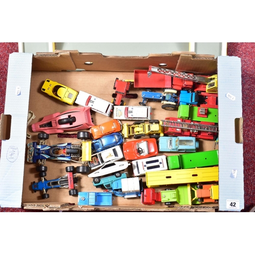 42 - A SCRATCHBUILT WOODEN GARAGE AND A QUANTITY OF UNBOXED AND ASSORTED PLAYWORN DIECAST VEHICLES, garag... 