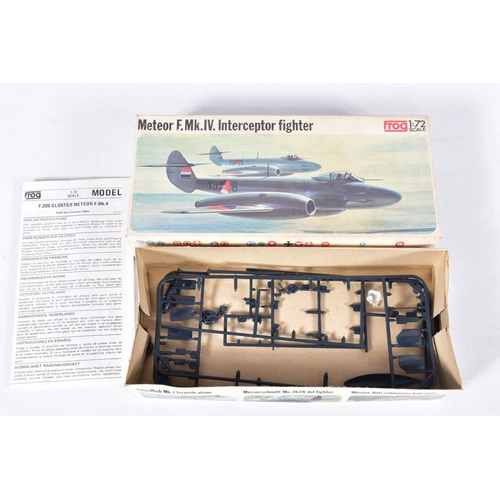 44 - A QUANTITY OF BOXED UNBUILT AIRFIX PLASTIC CONSTRUCTION KITS, to include four assorted mounted soldi... 