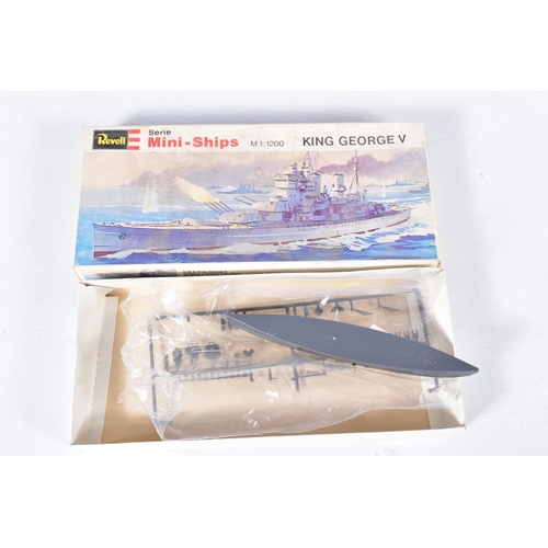 44 - A QUANTITY OF BOXED UNBUILT AIRFIX PLASTIC CONSTRUCTION KITS, to include four assorted mounted soldi... 